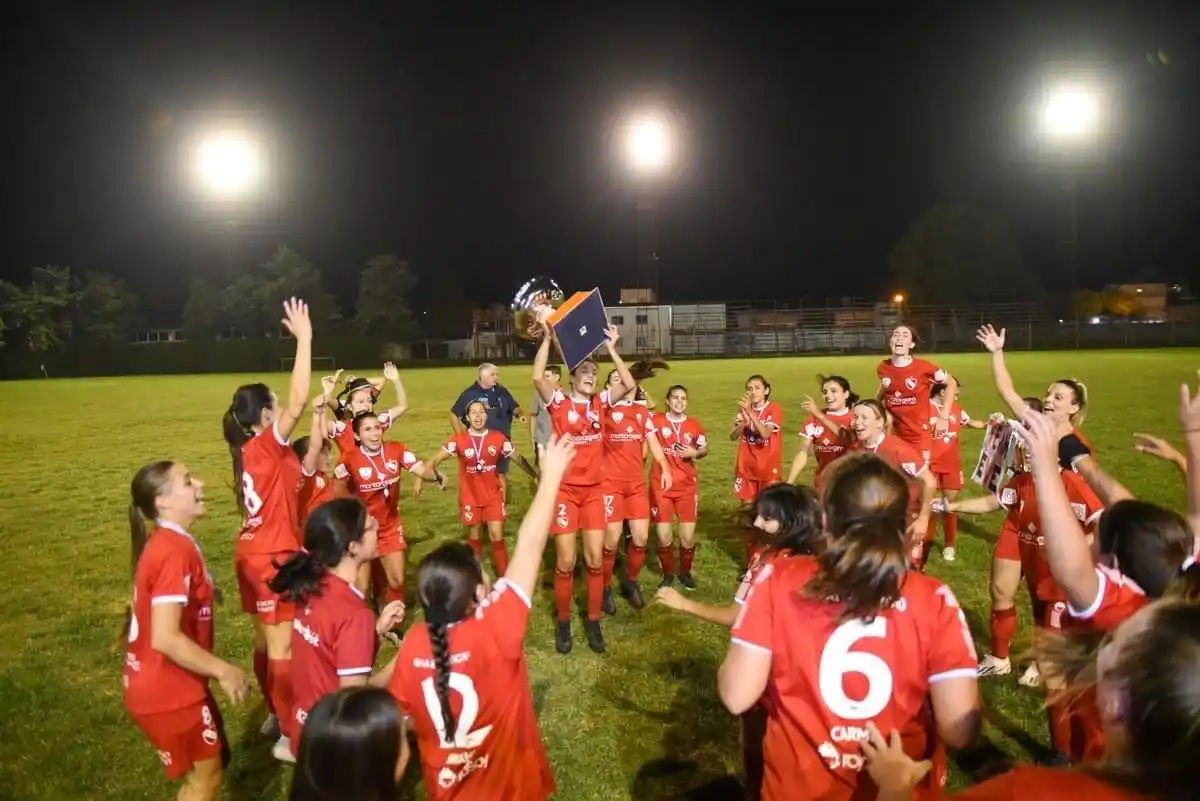 Analía Martínez en el centro de la escena y levantando la copa.