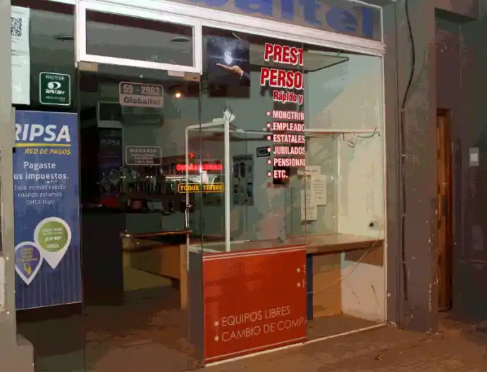 Rompen un cristal e intentan robar en local de pleno centro