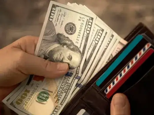 El dólar oficial cayó por primera vez en cuatro jornadas: a cuánto cotizó