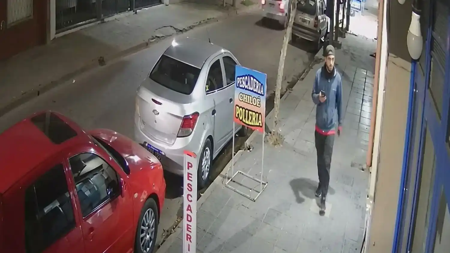 Las cámaras de seguridad permitieron registrar el momento en que el sujeto ingresa y luego sale corriendo del local.
