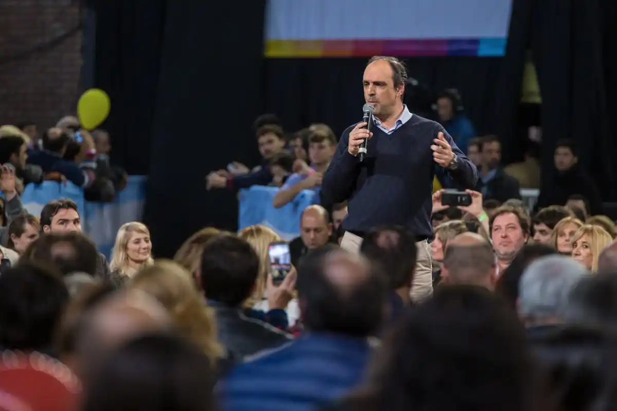 Corral: “A Macri le entusiasma mucho la obra del aeropuerto”