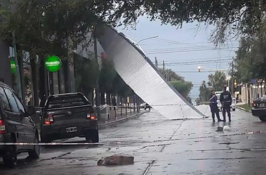 Voladura de techos y árboles caídos: las consecuencias de la tormenta