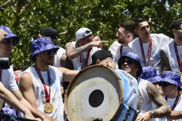 VIVO | Locura total: la caravana de los campeones del mundo avanza entre la marea de gente 