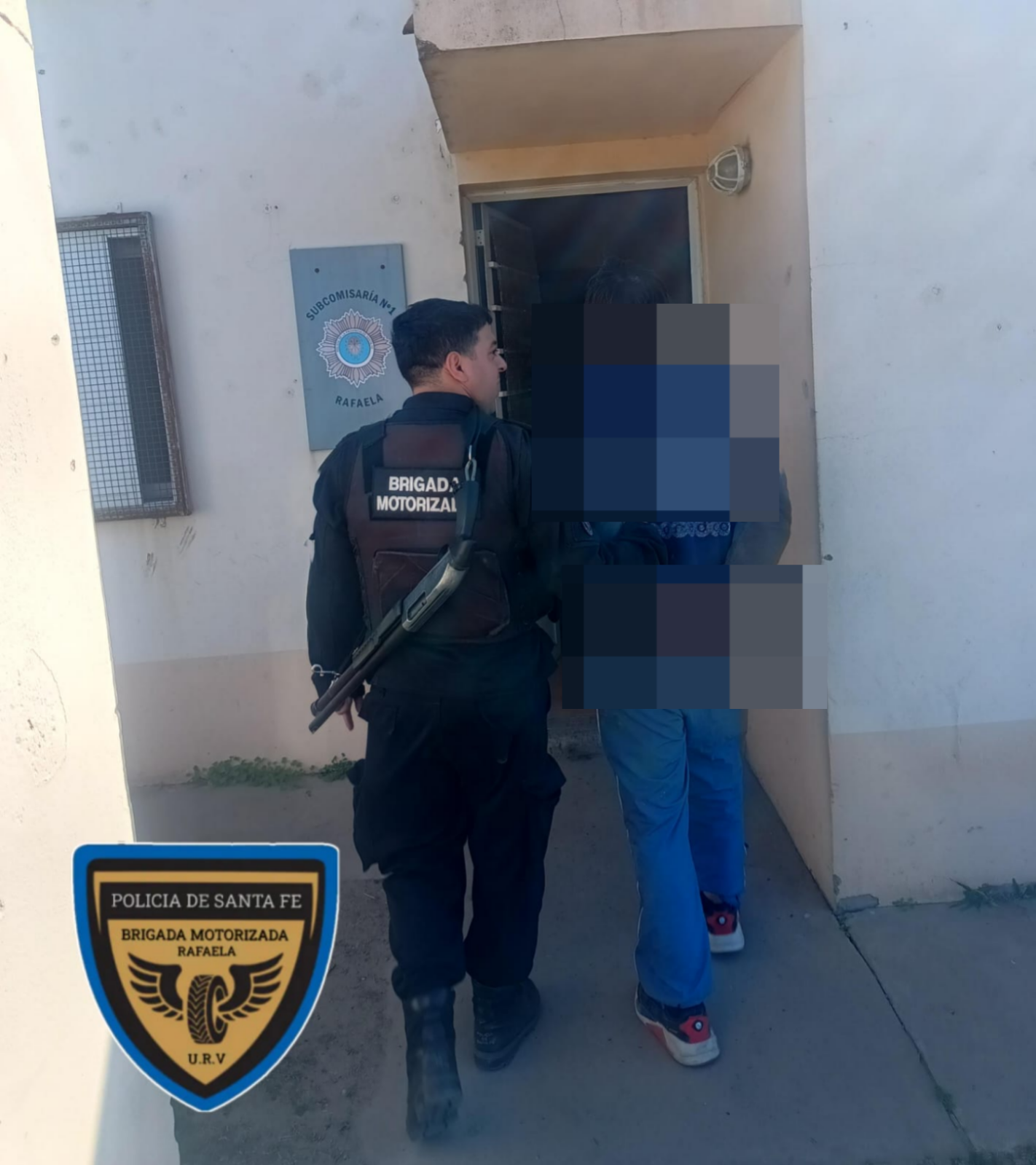 Lo vieron "de techo en techo" escapando de un robo: tenía trozos de aluminio en su mochila