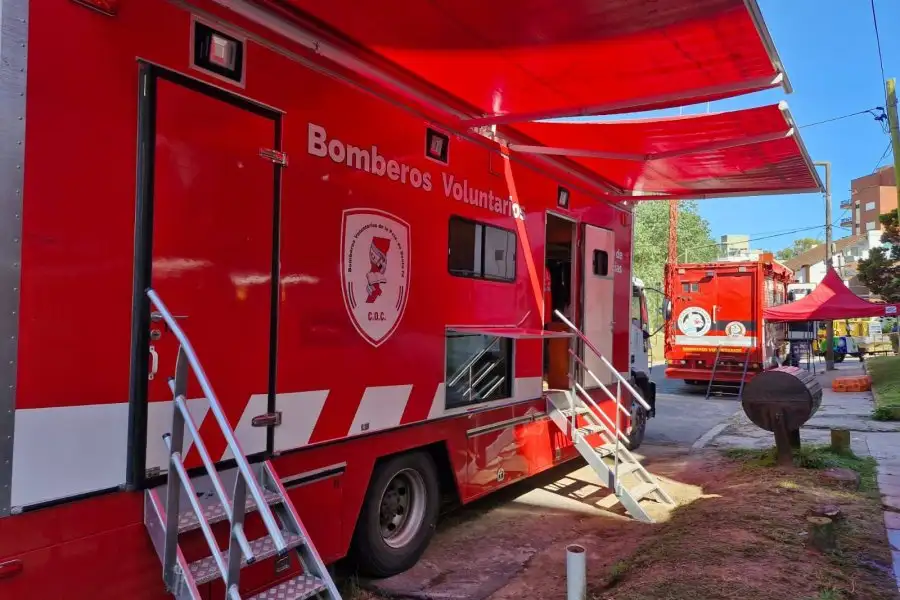 El grupo, que integran más de 60 personas en total entre brigadistas y demás personal abocado a tareas específicas, es coordinado por la Secretaría de Protección Civil de la Provincia de Santa Fe y partió el lunes desde Rosario a Villa Gesell.