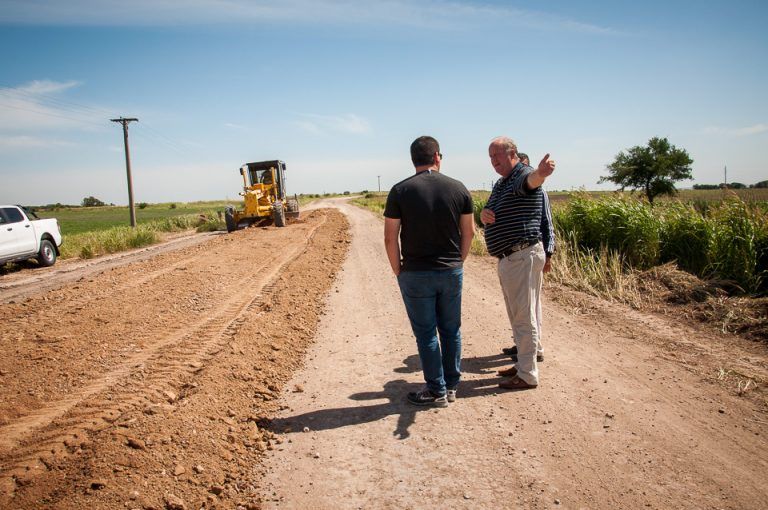 Vialidad coordina tareas de conservación de caminos con el municipio de Crespo
