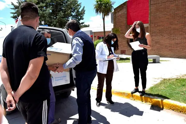 San Cayetano: vacunan a trabajadores de la sanidad