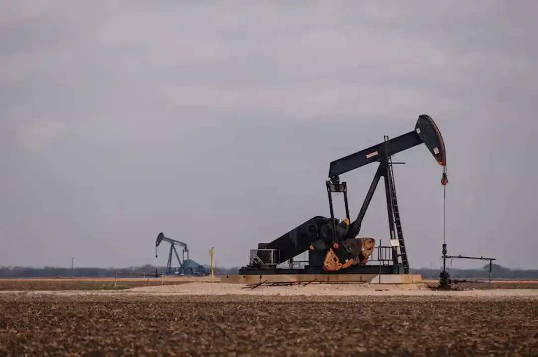El Brent, referencia para Europa, retrocede 10,23% y cotiza en torno a 98 dólares por barril.