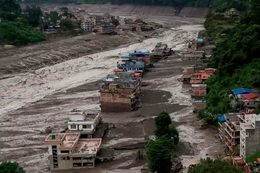 Inundaciones devastadoras entre Nepal y China: hay al menos 95 muertos y casi 400 desaparecidos