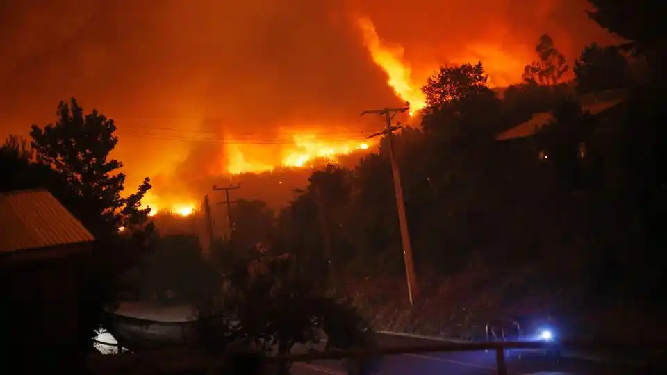 Incendios en Chile: el fuego arrasó con un pueblo entero