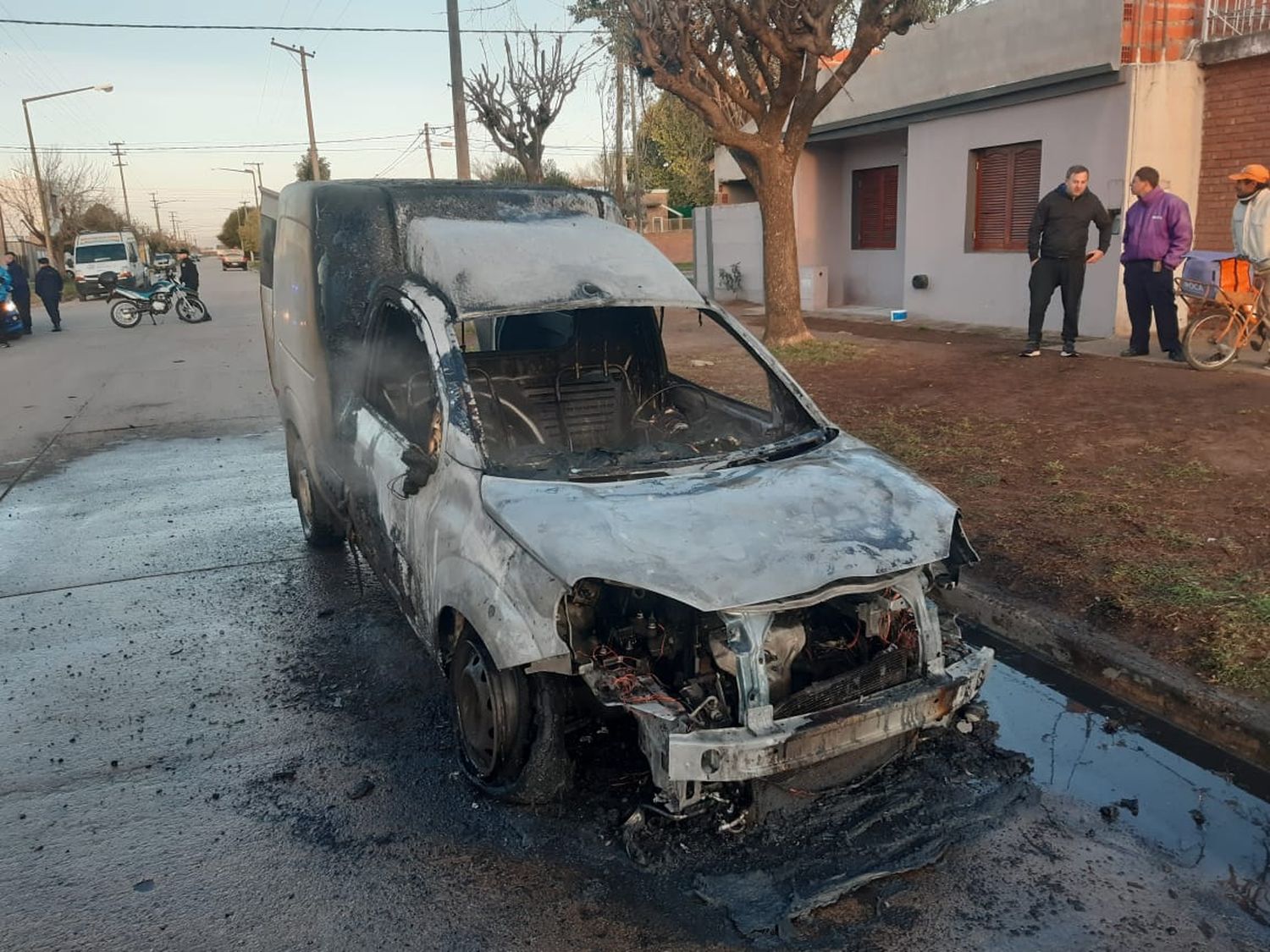 Mañana de jueves: incendio y destrucción total de un utilitario