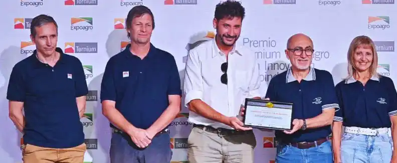 Integrantes del INTA Balcarce, al recibir el premio