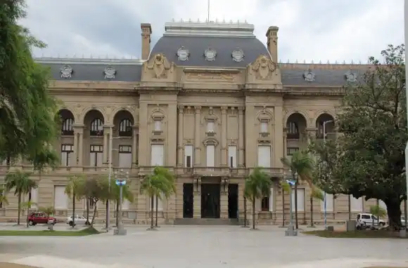 El gobierno de Perotti sostiene que el cronograma de pagos «es el único posible sin tomar deuda”