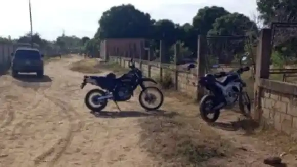 En enfrentamiento con cuerpo policial cayeron tres sujetos, uno de ellos menor de edad