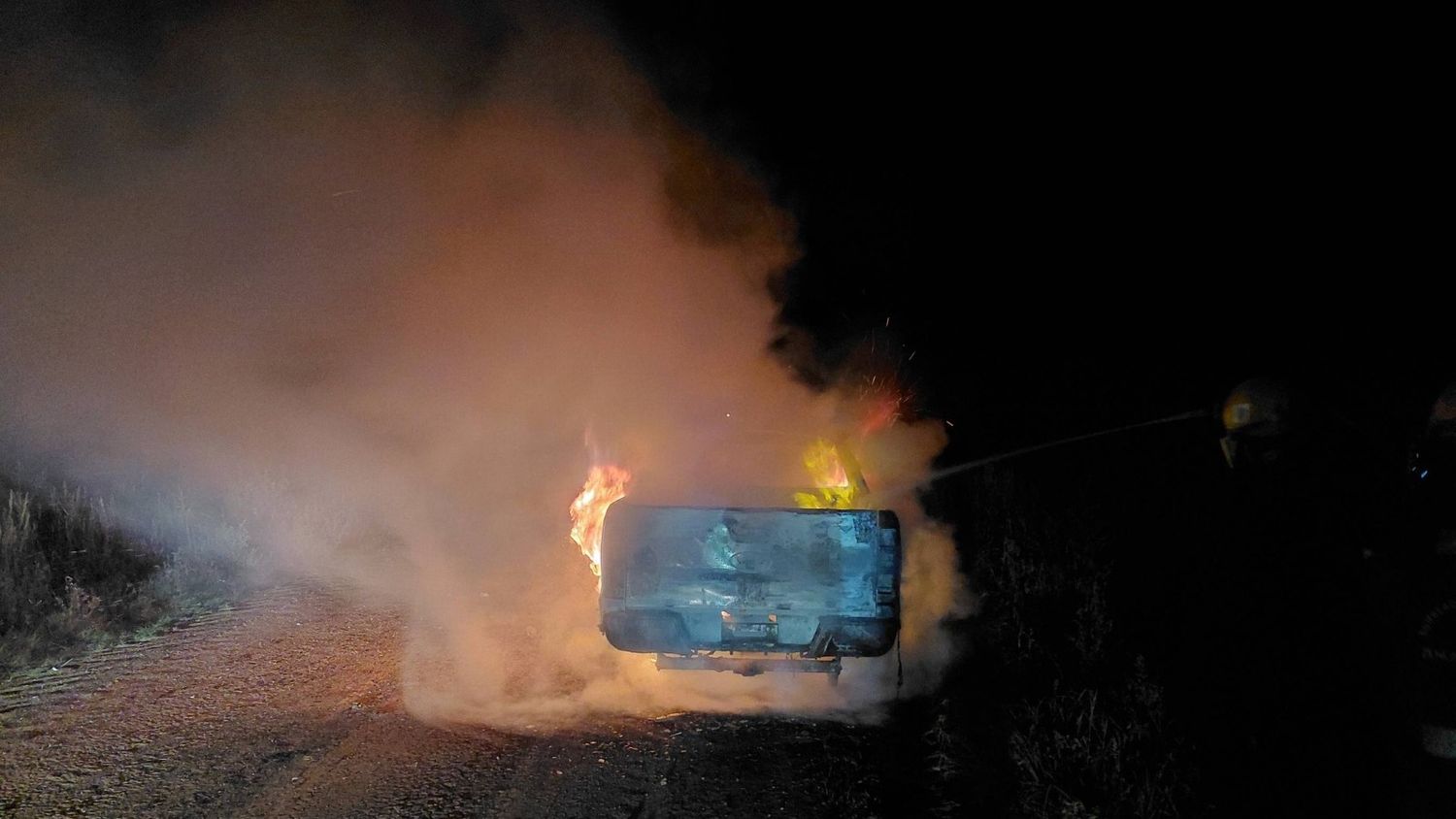 Una camioneta fue consumida por las llamas sobre la Ruta 32-S