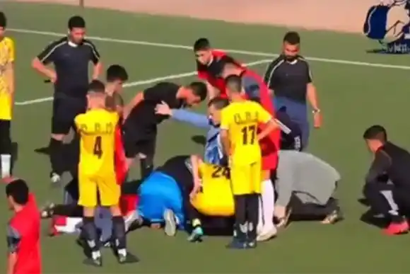 Conmoción en pleno partido: futbolista de 17 años murió tras dura patada