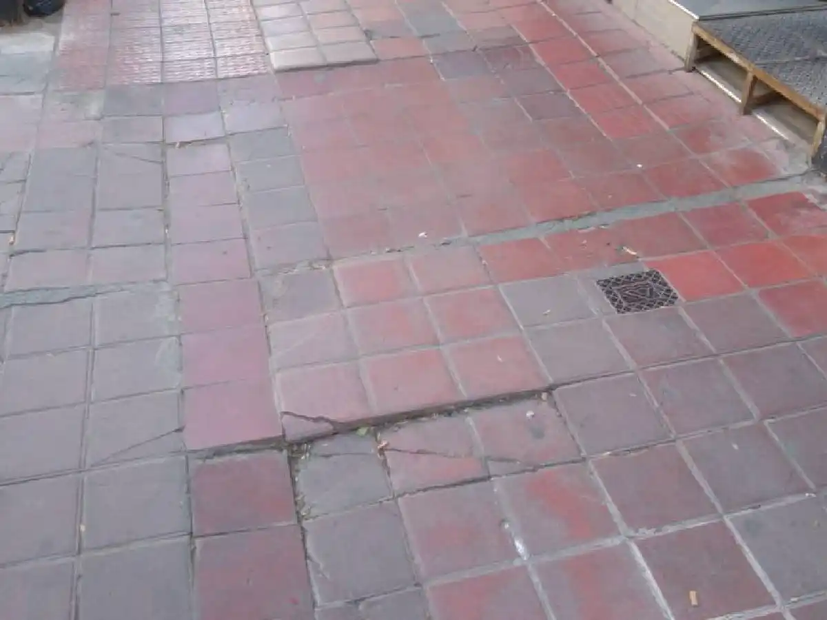 Tropezó con una baldosa y se fracturó el fémur: está grave