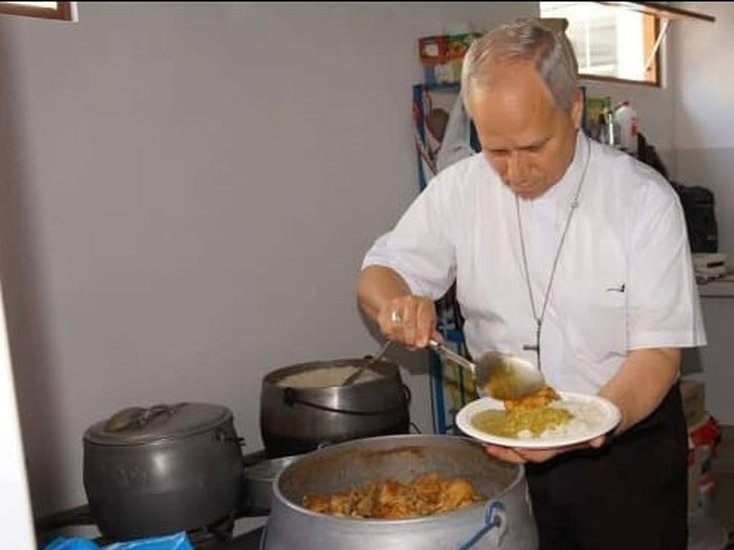 Robert Prevost, antes de ser Papa León XIV, sirviendo comida en una parroquia de Perú. Un gesto sencillo que resume su estilo: cercano, humilde y siempre al servicio.