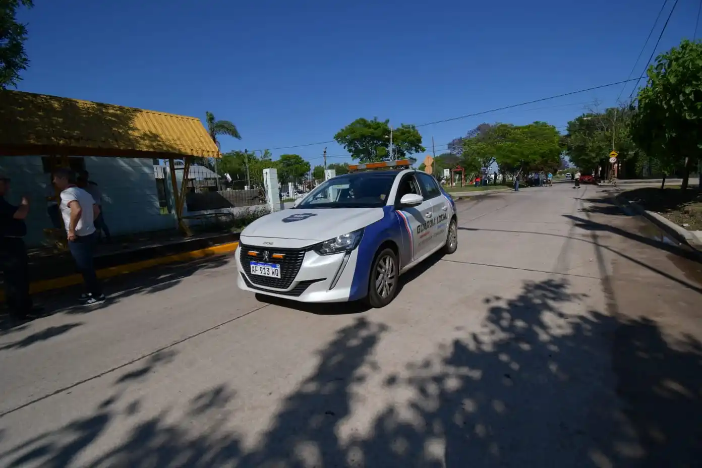 La Guardia Local rescató a un hombre ebrio acostado sobre las vías del tren