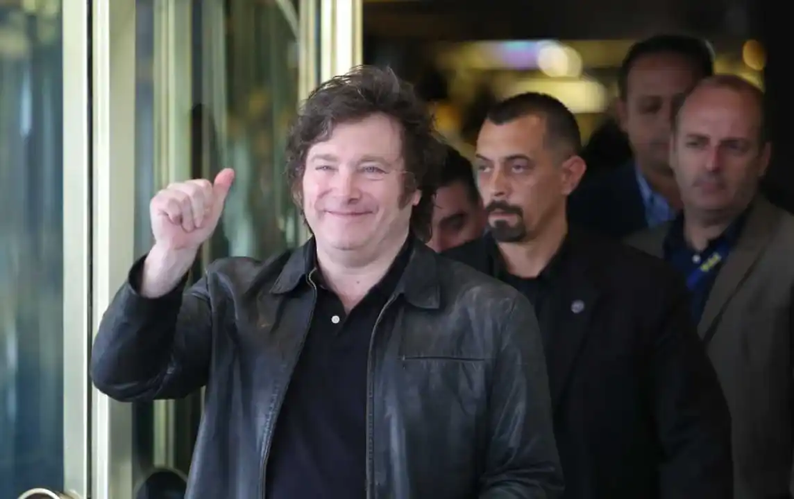 Al excluir algunos pasivos, el saldo real sería deficitario.