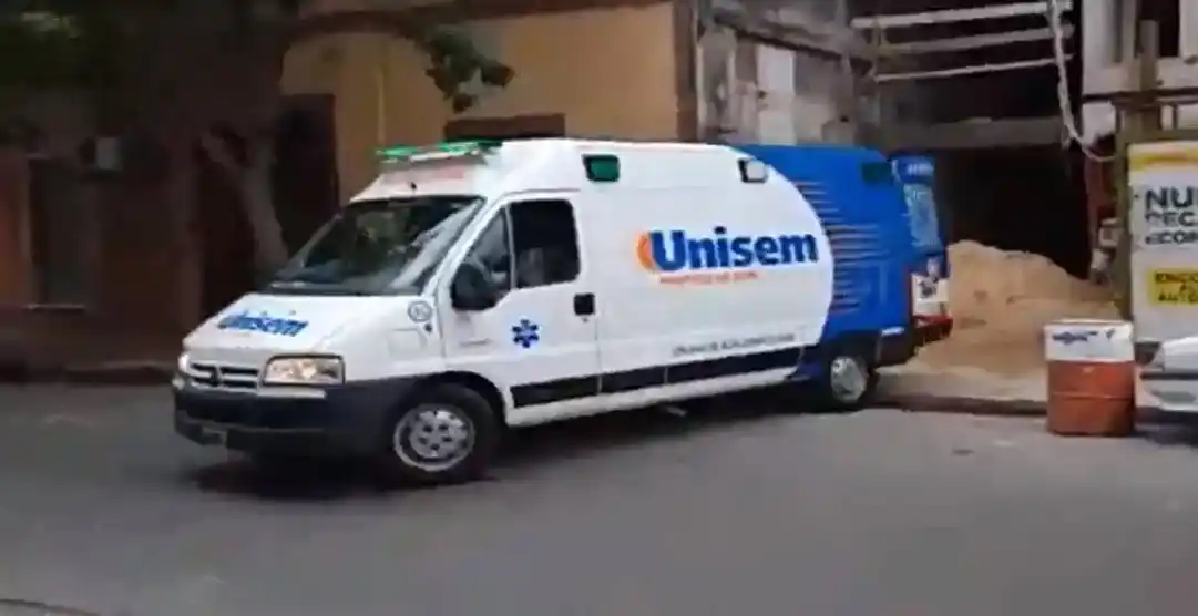 Un obrero cayó del octavo al cuarto piso en una construcción