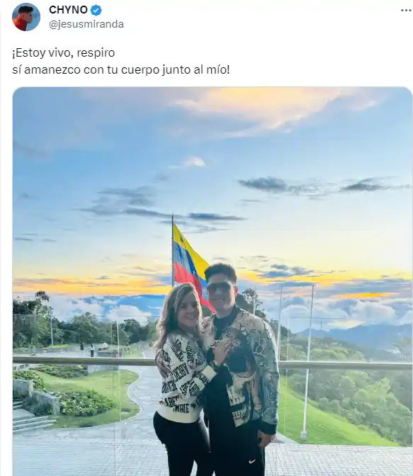 Mientras su madre hacía un llamado de atención a la justicia, Chyno subía esta foto a su Twitter