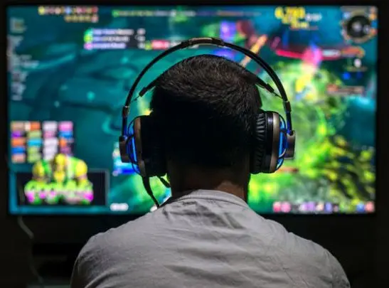 Adolescentes conectados a través de las tecnologías