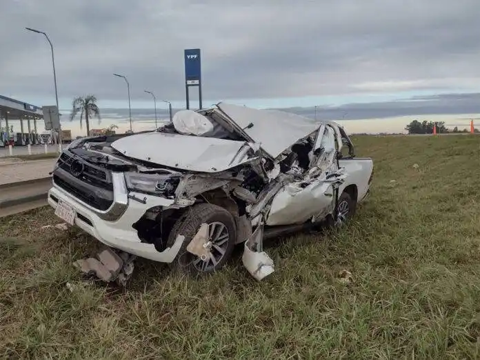 Choque entre una camioneta y un camión en la Autovía