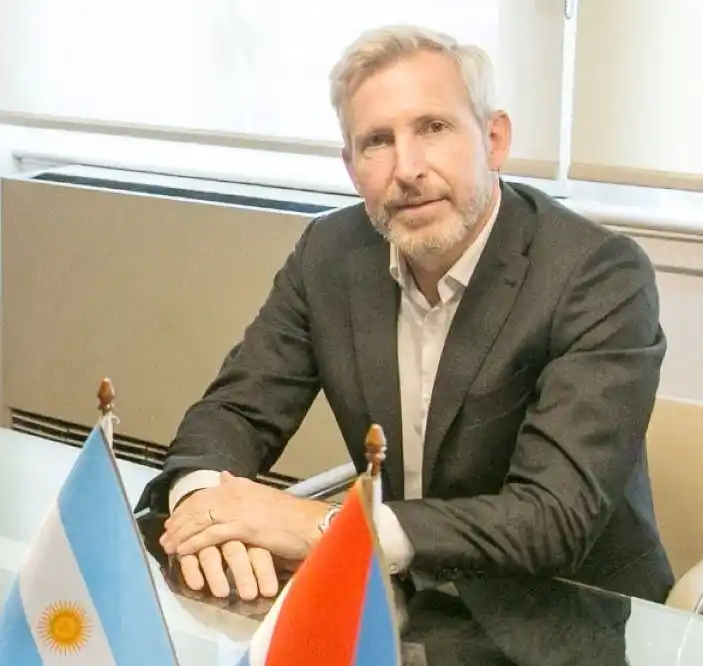El gobernador Frigerio busca prohibir por ley designaciones en el último año de gestión