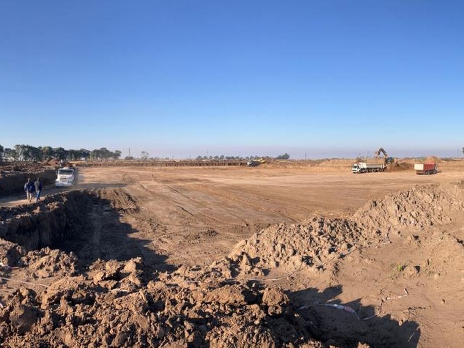 Máquinas trabajando en el movimiento de suelo para la construcción de la quinta laguna de tratamiento de efluentes cloacales. Foto: Gentileza