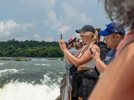 Turistas aprovechan el “combo” de las Cataratas: hotel en Brasil, compras en Paraguay y paseo en Argentina