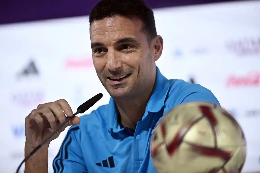 Lionel Scaloni sonríe durante el contacto con la prensa.