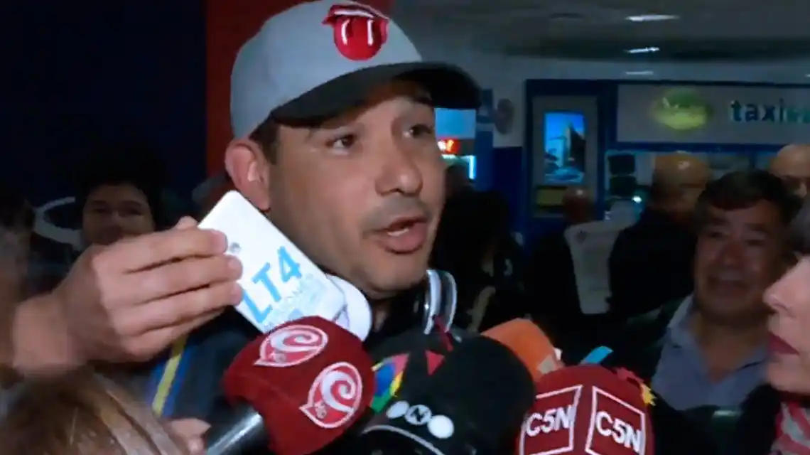 Llegó a Ezeiza el barra deportado de Boca y trató de dibujarla: "Me iba a pasar la Navidad" 