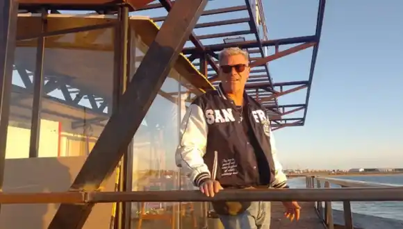 Un necochense fue reconocido por hacer un muelle flotante y tendrá un documental en Netflix