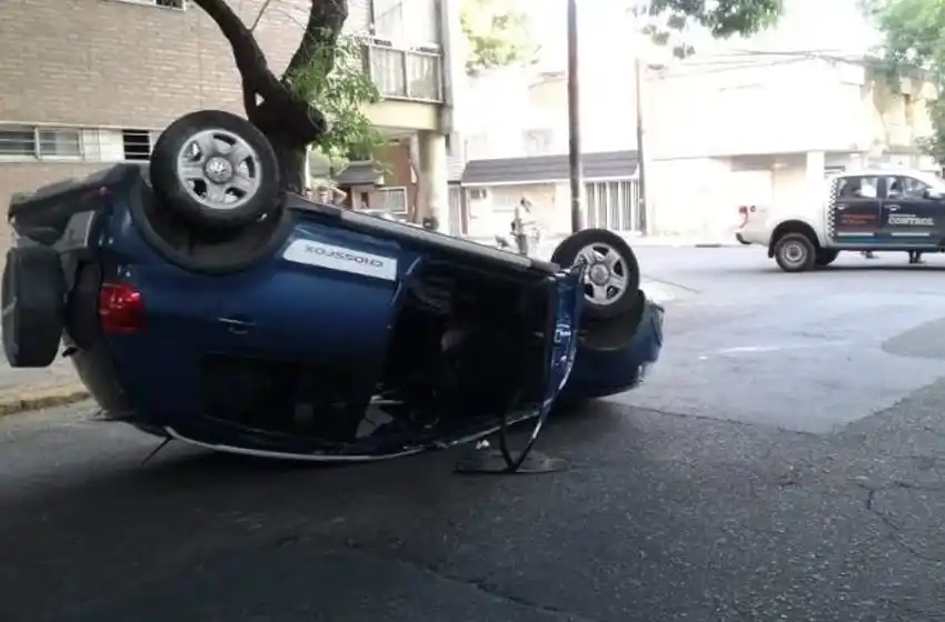 Fuerte choque en zona centro: por la violencia del impacto un vehículo quedó volcado sobre la calle