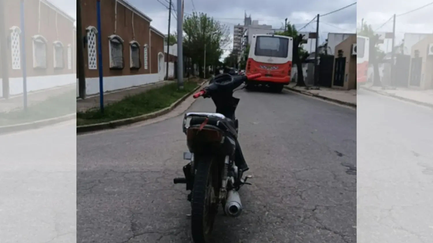 Colón y Salta, donde un colectivo y el rodado menor colisionaron. Los dos jóvenes que viajaban en la moto fueron trasladados al hospital.