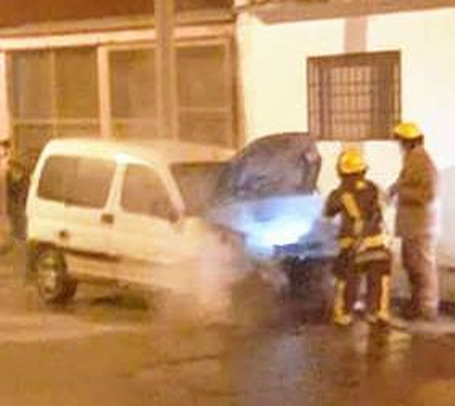 Bombero Voluntarios socorrieron a un utilitario que se incendió