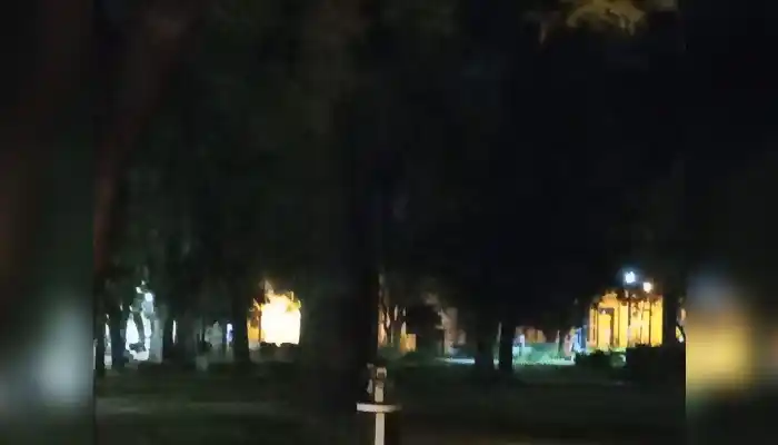 "Una boca de lobo", la foto enviada a La Opinión con las luces de la iglesia apagadas.