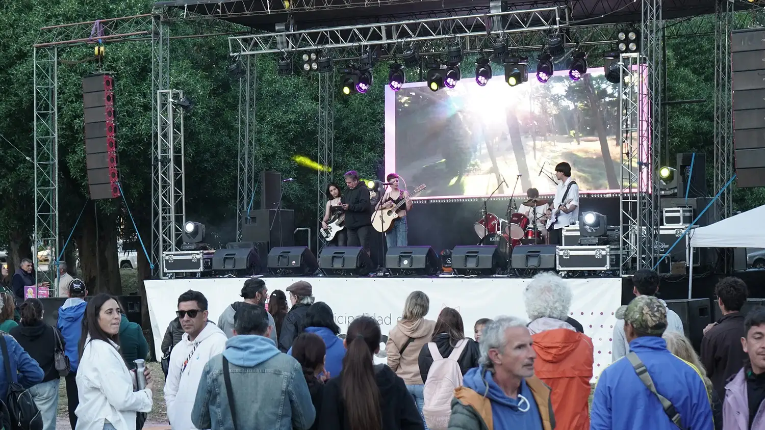 Escenario principal. Se espera la actuación de varios artistas, entre ellos, la cantante Rocío Quiróz