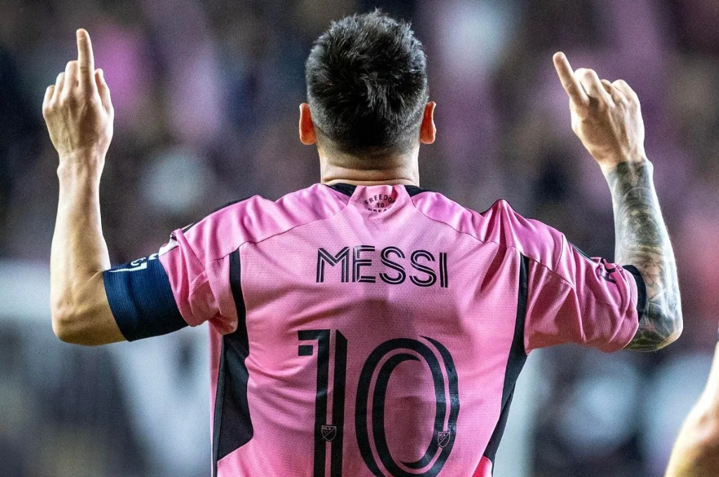 El premio al Jugador de la Semana es otorgado por un 75% de votos de los medios de comunicación y un 25% de los aficionados.