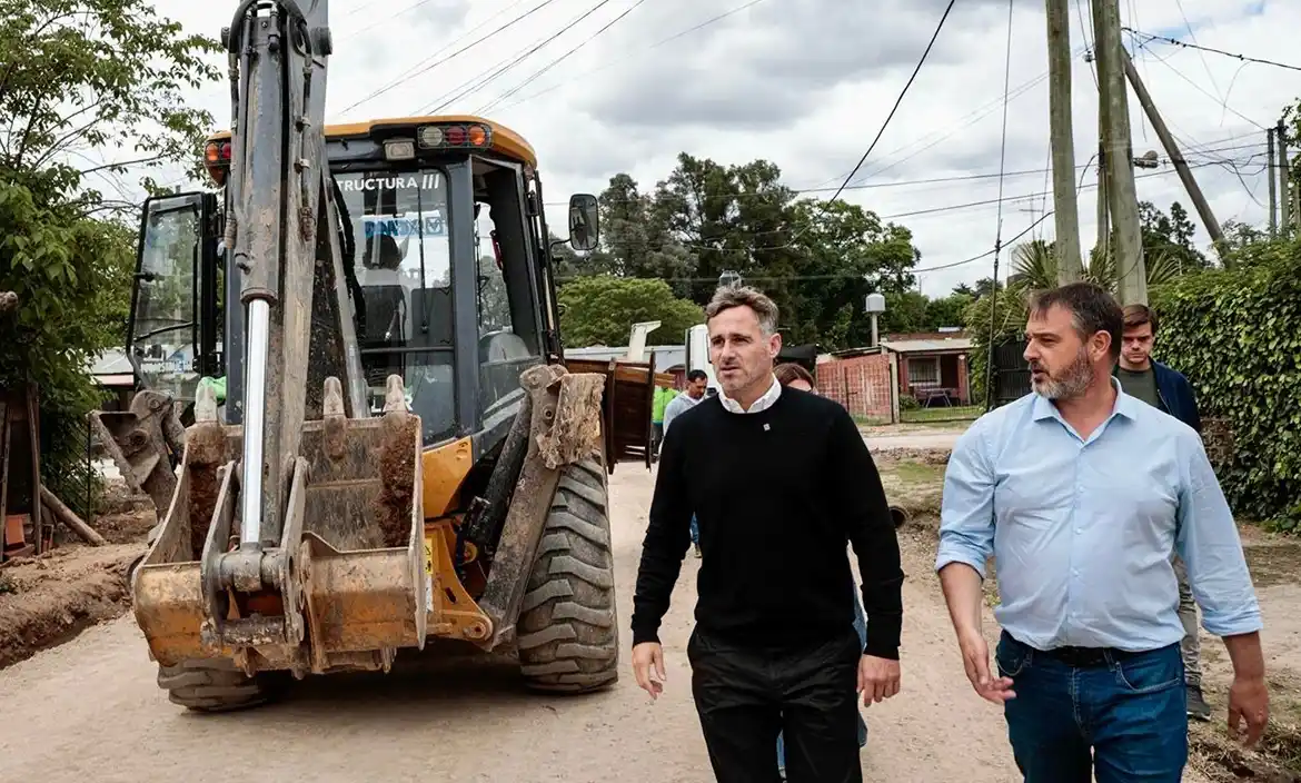 Achával recorrió obras urbanas que mejoran la localidad de Manuel Alberti