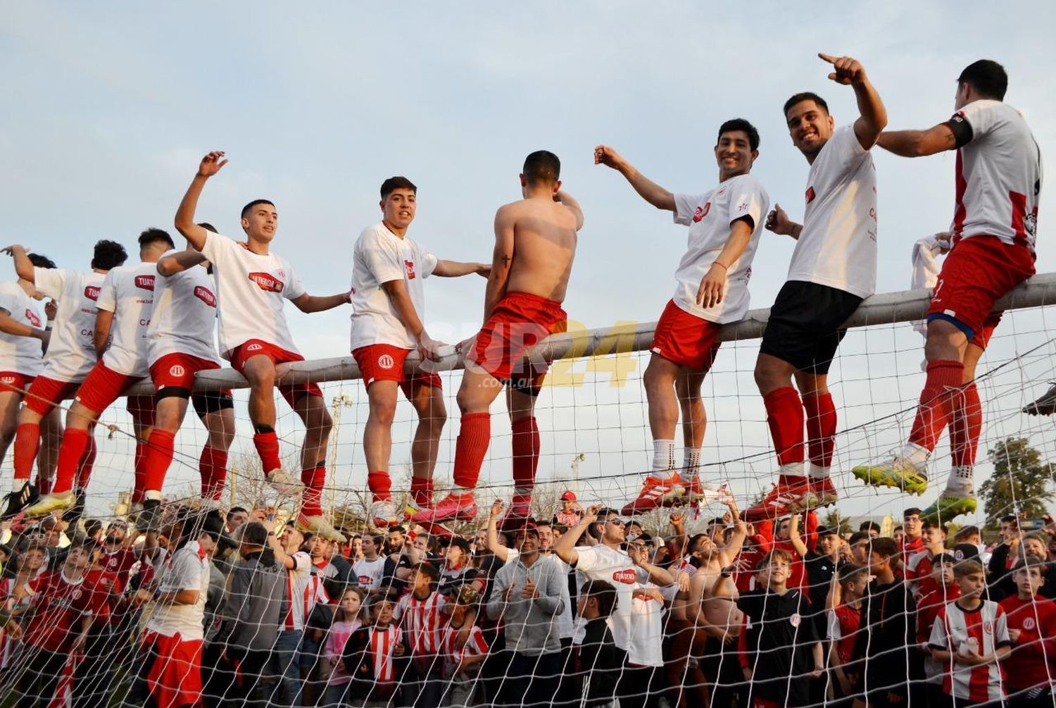 Con dos “monadas” de Cabral, Firmat FBC empató y gritó campeón