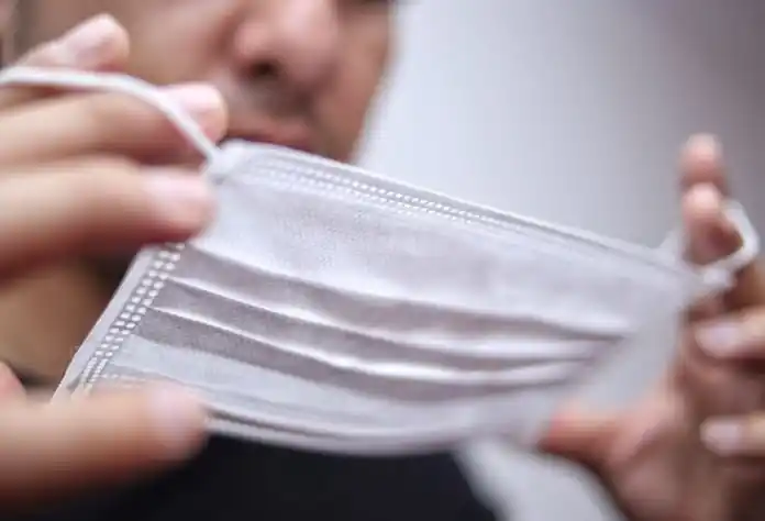 Salud volvió a recomendar el tapaboca en espacios cerrados y en el transporte