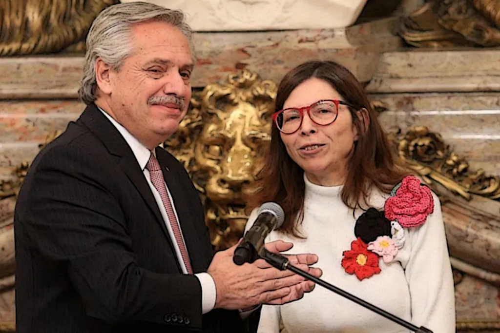 En su último día como ministra, Batakis amplió un acuerdo con China que endeuda al país por US$4100 millones