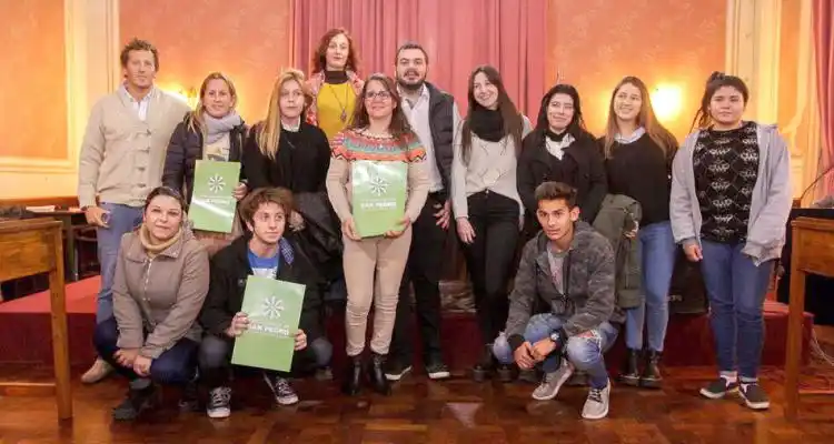 Entregan $ 300 mil en becas estudiantiles “a dedo”