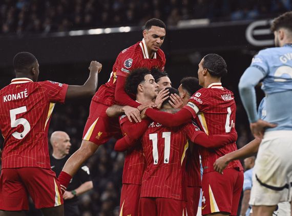 Liverpool venció al City y se escapó en la cima