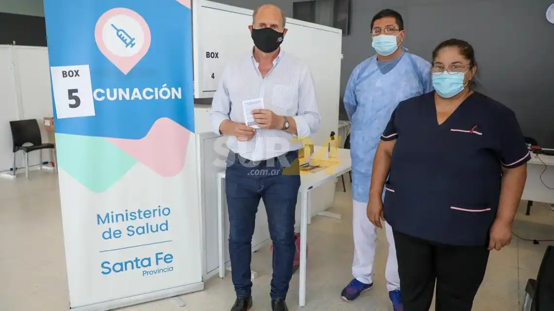 El gobernador Omar Perotti se vacunó contra el Covid-19