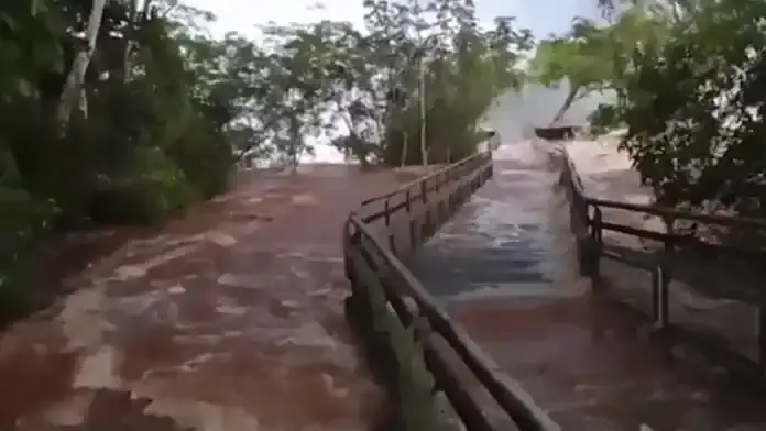 Cierran los circuitos de las Cataratas del Iguazú por la crecida del caudal del río