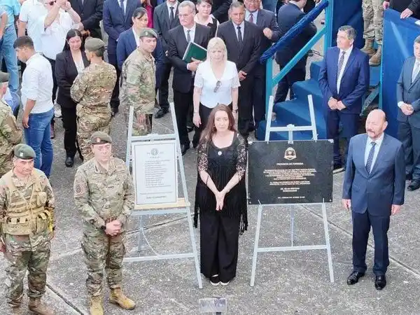 La vicepresidenta e Insfran homenajearon
a los caídos en de la defensa del RIMte. 29
