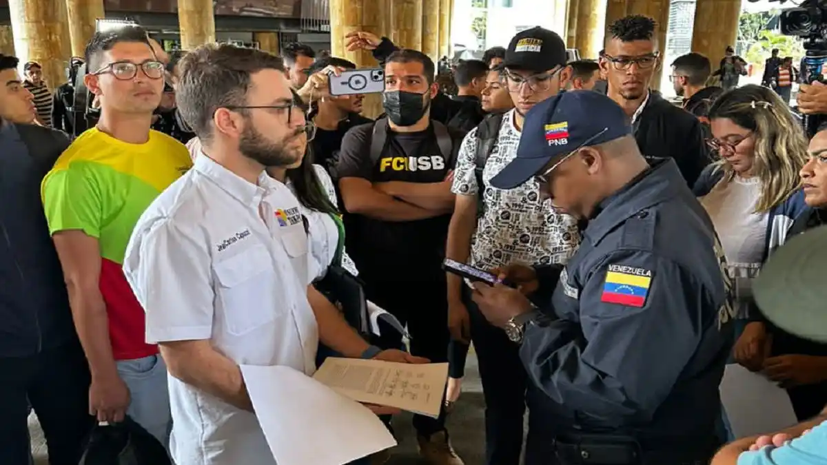 ¡QUIERO VOTAR, POR ESO VENGO AL CNE A PROTESTAR! Con esta consigna los jóvenes solicitan la actualización del REP